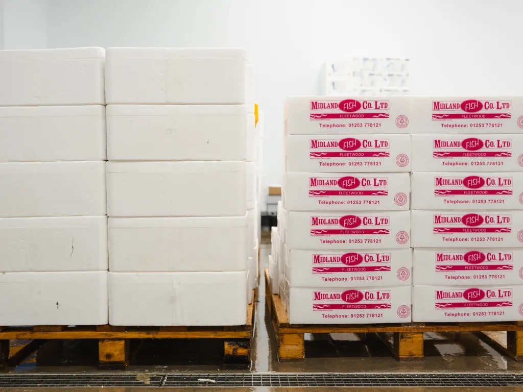 Midland Fish Company verpakt dozen op een pallet door Tri Pack