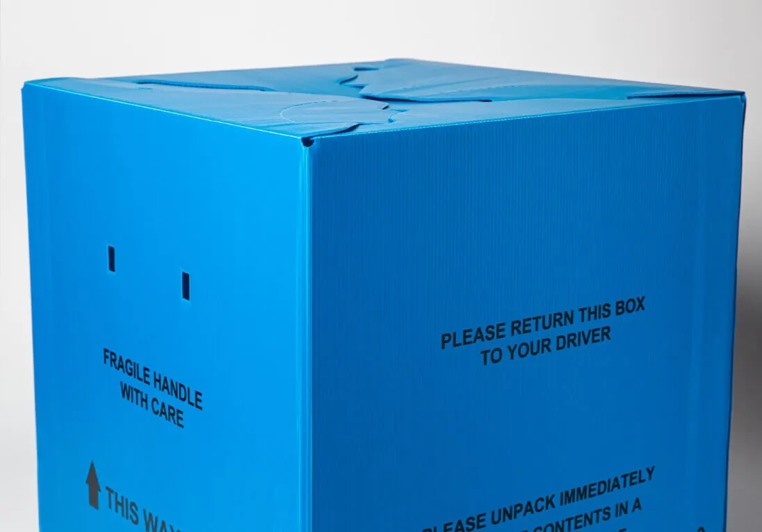 Tri Pack gjenbrukbar emballasje i blått med "This way up"-etikett og "fragile handle with care"-logo