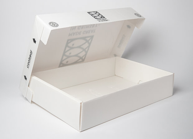 Boîtes CoolSeal de Tri Pack portant la mention "Made in Great Grimsby" montrées ouvertes