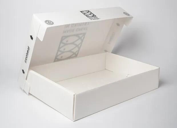 Boîtes CoolSeal de Tri Pack portant la mention "Made in Great Grimsby" montrées ouvertes